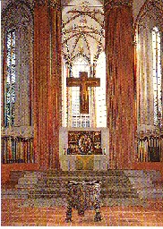 Marienkirche - Hochaltar mit Ruaffass (1337), Swarte-Altar (1495) und Kruzifix von Gerhard Marcks (1959)